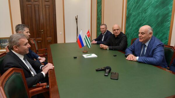 Аслан Бжания встретился с делегацией из Архангельской области - Sputnik Абхазия