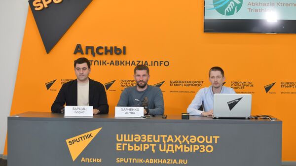 Пресс-коференция  участников экстремального триатлона - Sputnik Абхазия