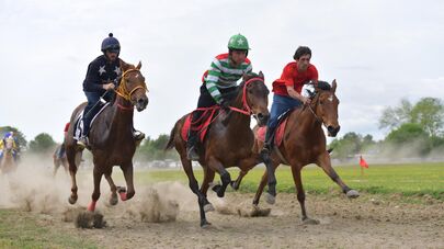 Скачки в селе Кутол