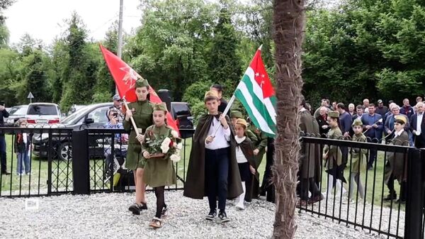 Памятники летчику и добровольцу из Донбасса открыли в Кутоле - Sputnik Абхазия