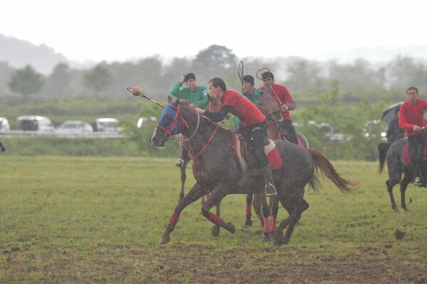 Наряду с конным футболом      наездники состязались в таких дисциплинах, как метание дротиков,      джигитовка и рубка. - Sputnik Абхазия