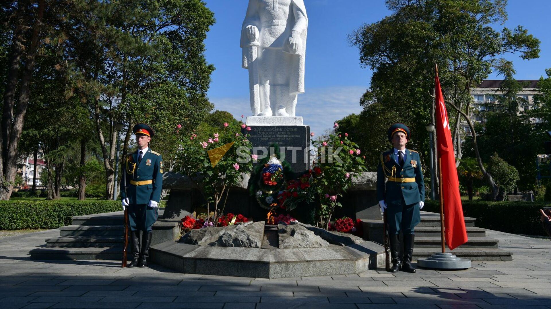 Акция Огонь памяти в честь 79-й годовщины Победы в Великой Отечественной войне 1941-1945 годов состоялась у памятника Неизвестному солдату на набережной Диоскуров в Сухуме. - Sputnik Абхазия, 1920, 09.05.2024