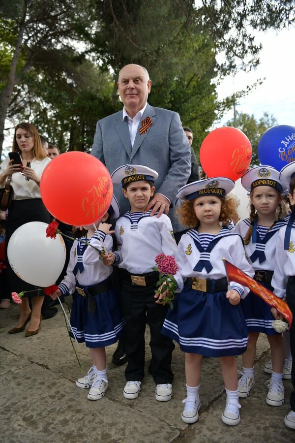 Дети сфотографировались с главой государства Асланом Бжания на праздновании Дня Победы. - Sputnik Абхазия