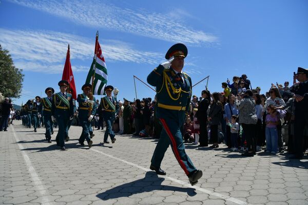 Военный парад на набережной Махаджиров в Сухуме, приуроченный ко Дню Победы в ВОВ. - Sputnik Абхазия