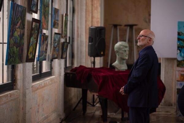 Открытие первой персональной выставки молодого абхазского художника Арсоуа Берзения - Sputnik Абхазия