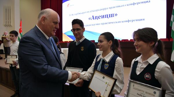 Бжания наградил призеров республиканских олимпиад по физике и математике  - Sputnik Аҧсны