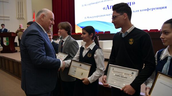 Бжания наградил призеров республиканских олимпиад по физике и математике  - Sputnik Абхазия