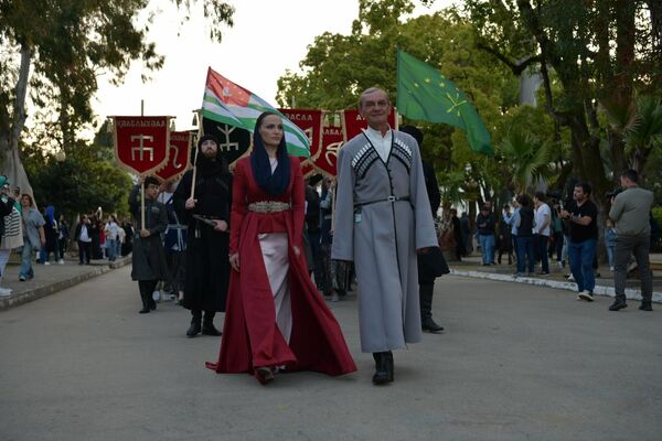 Участники шли в национальных костюмах, с тамгами и флагами. - Sputnik Абхазия