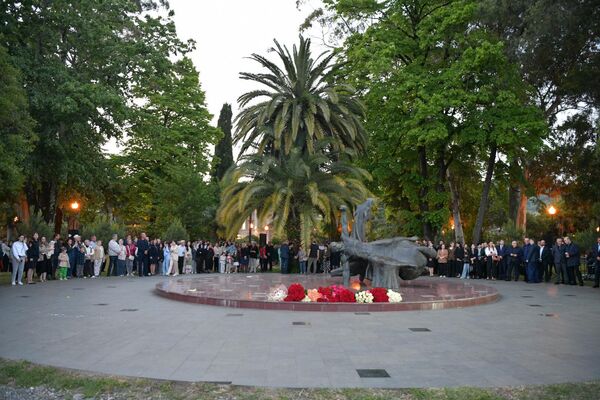 Шествие, которое началось у площади имени Сергея Багапш, завершилось у памятника Махаджирам. - Sputnik Абхазия