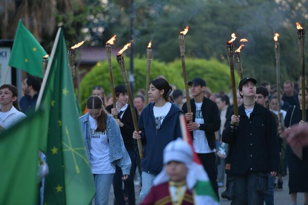 Представители молодежных организаций, жители столицы прошли по набережной Махаджиров с факелами в память о      насильственно переселенных предках. - Sputnik Абхазия