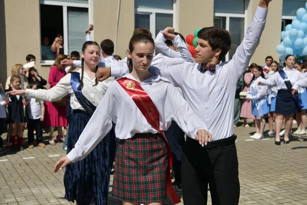 Но были и красивые национальные танцы, которые репетировали специально, чтобы впечатлить учителей и      родителей. - Sputnik Абхазия