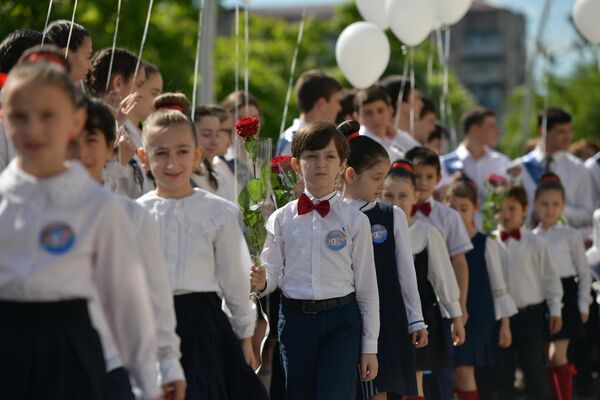 На смену им приходят вчерашние первоклашки, нарядные пришли поздравить выпускников. - Sputnik Абхазия