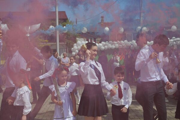 Последний звонок прозвенел в школах      Абхазии 22 мая. - Sputnik Абхазия
