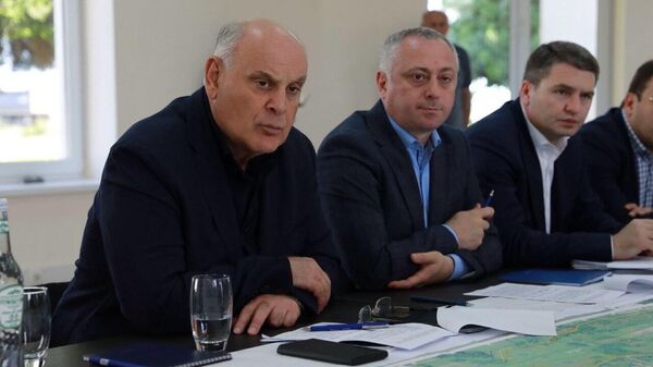 Аслан Бжания провел совещание в сухумском аэропорту - Sputnik Абхазия