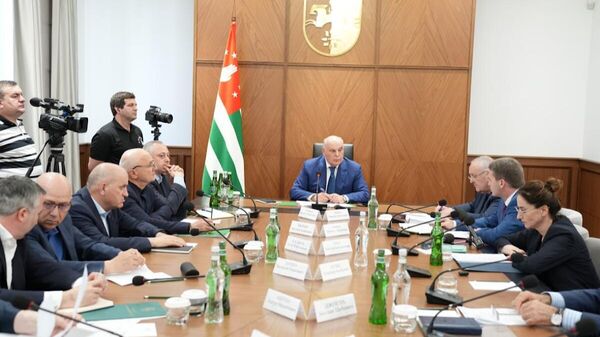 Совещание с членами Правительства и главами администраций городов и районов Аслан Бжания - Sputnik Абхазия