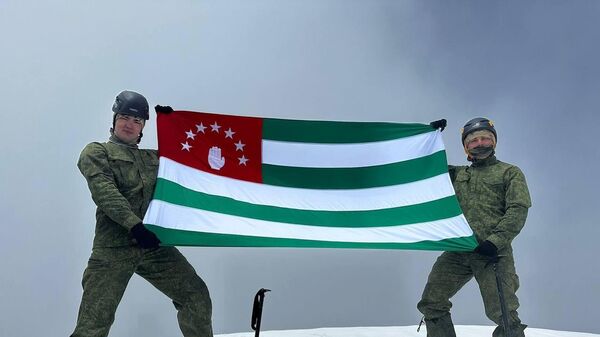 Курсанты из Абхазии водрузили флаг на вершину перевала Терсколак  - Sputnik Абхазия
