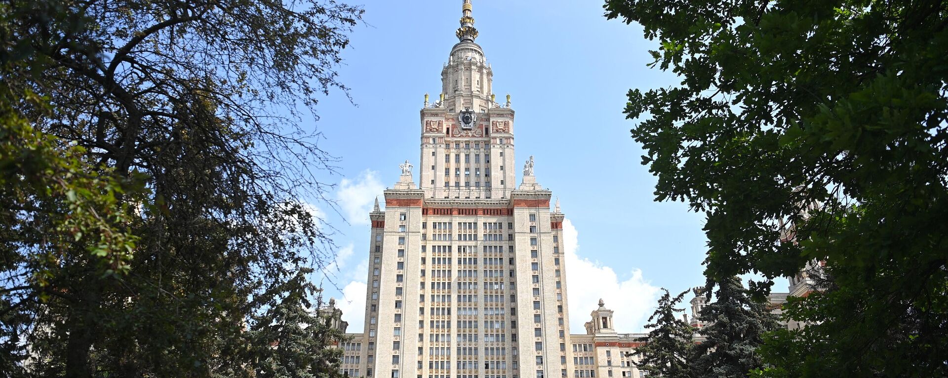 Главное здание Московского государственного университета имени М. В. Ломоносова (МГУ). - Sputnik Абхазия, 1920, 04.10.2025