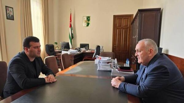 Премьер-министр Абхазии Александр Анкваб поздравил председателя Госкомитета Тараща Хагба - Sputnik Аҧсны