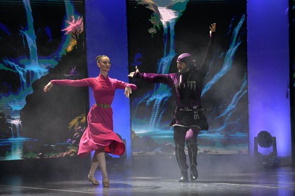 В танцевальном шоу участвуют 14 пар. - Sputnik Абхазия