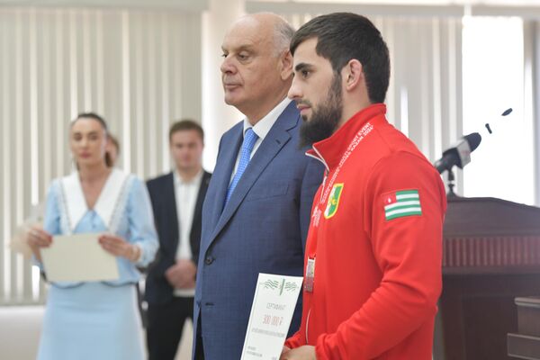 Абхазских призеров Игр БРИКС наградили денежными премиями - Sputnik Абхазия