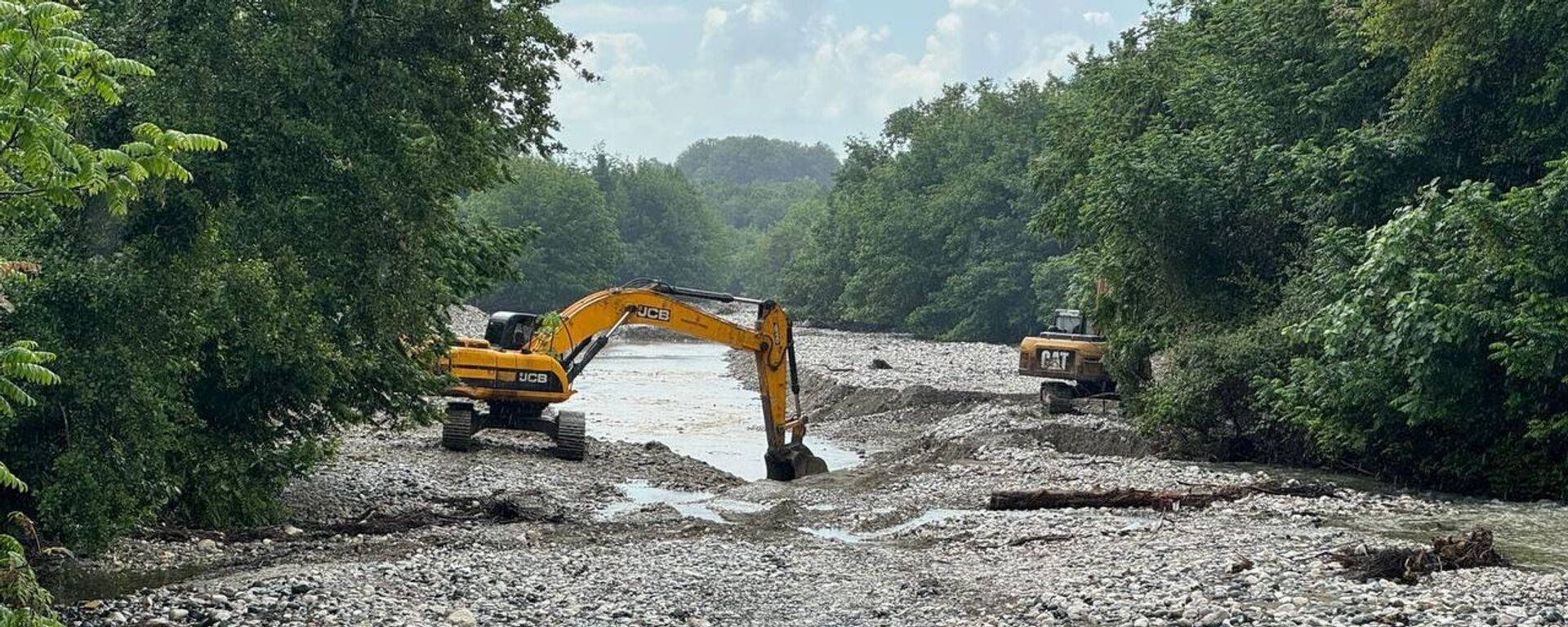 Расчистка русла реки Дгамшь и укрепление береговой линии в селах Джгярда и Кутол.  - Sputnik Аҧсны, 1920, 20.01.2026