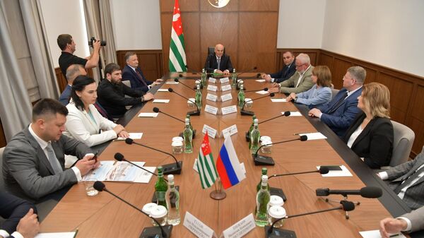 Бжания встретился с делегациями, прибывшими в Абхазию на мероприятия в честь Дня Сухума - Sputnik Аҧсны