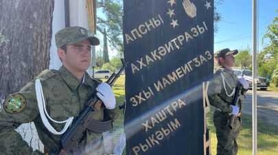 Церемония возложения цветов прошла у памятника добровольцам в Гудауте