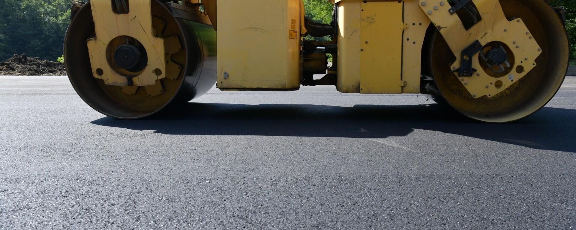 Укладка асфальта  - Sputnik Абхазия, 1920, 01.07.2025