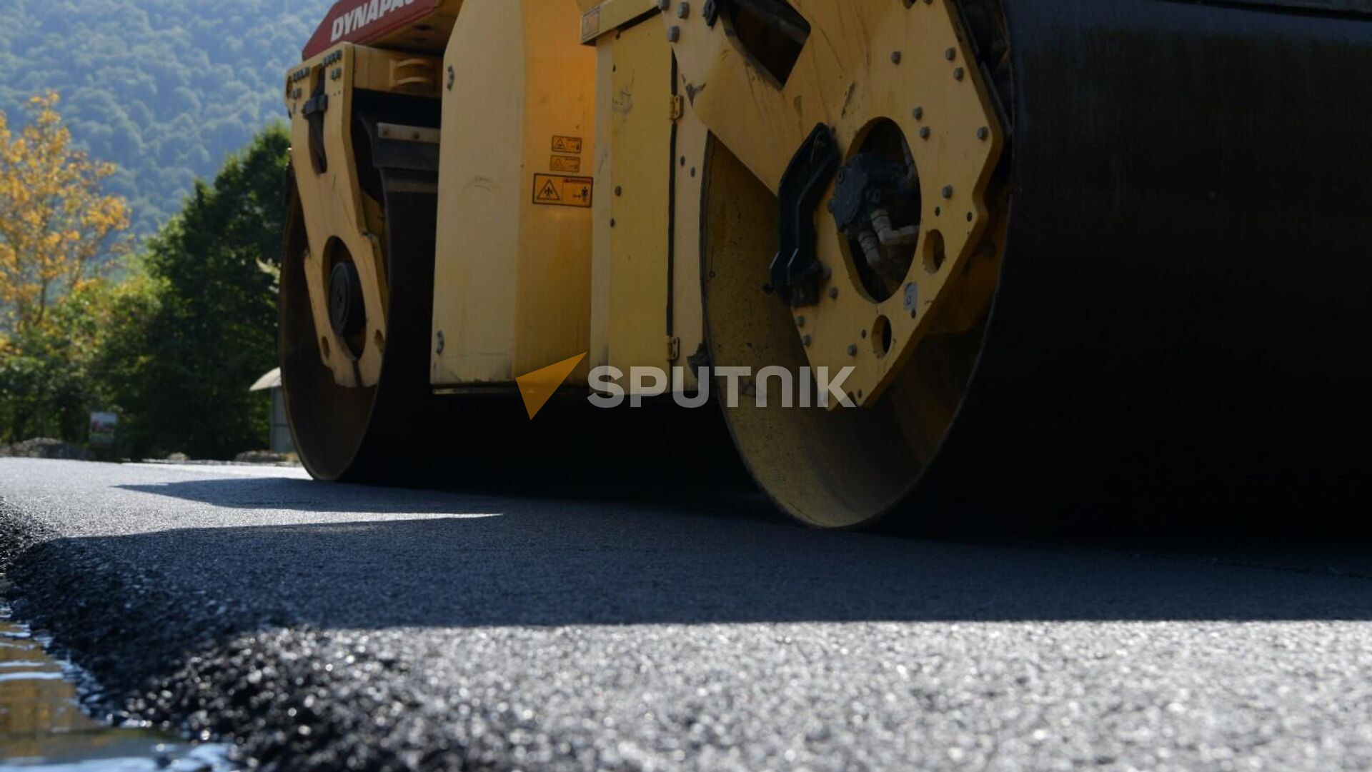 Укладка асфальта Укладка асфальта - Sputnik Аҧсны, 1920, 24.11.2025