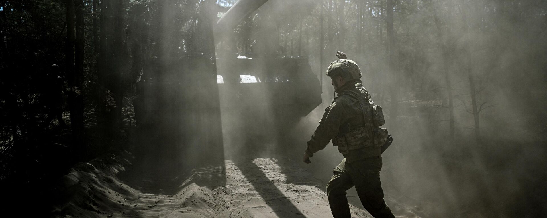 Работа артиллерийского расчета САУ Пион группировки войск Запад - Sputnik Абхазия, 1920, 12.12.2025