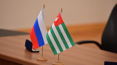 Флаги России и Абхазии