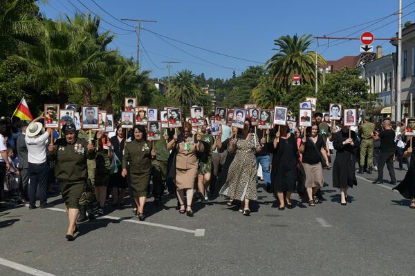 После парада состоялось ежегодное шествие &quot;Бессмертного полка&quot;. Несколько сотен человек с фотографиями погибших в Отечественной войне прошли по центральным улицам Сухума. - Sputnik Абхазия