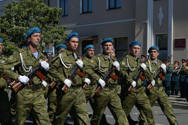 В торжественном марше прошли военнослужащие подразделений Сухумского гарнизона, Седьмой российской военной базы, Пограничного управления ФСБ России в Абхазии. - Sputnik Абхазия