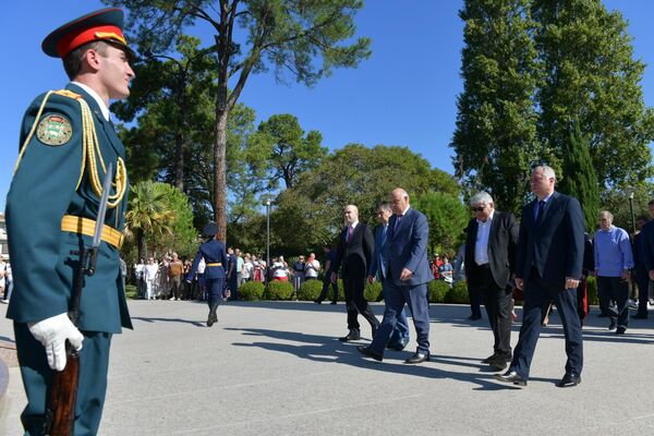 День Победы и Независимости начался с возложения цветов к Мемориалу Славы. - Sputnik Абхазия