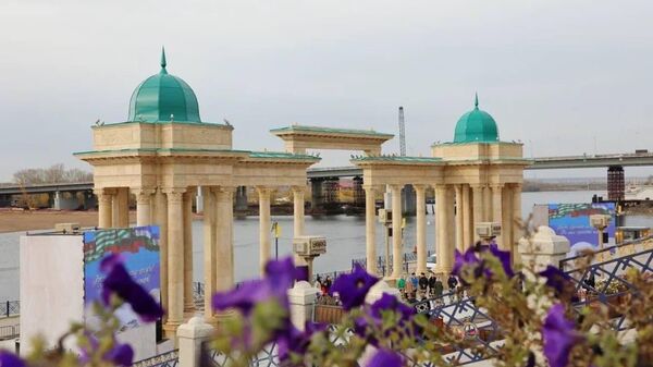 В Уфе накануне Дня Республики Башкортостан торжественно открыли копию сухумской колоннады - Sputnik Аҧсны