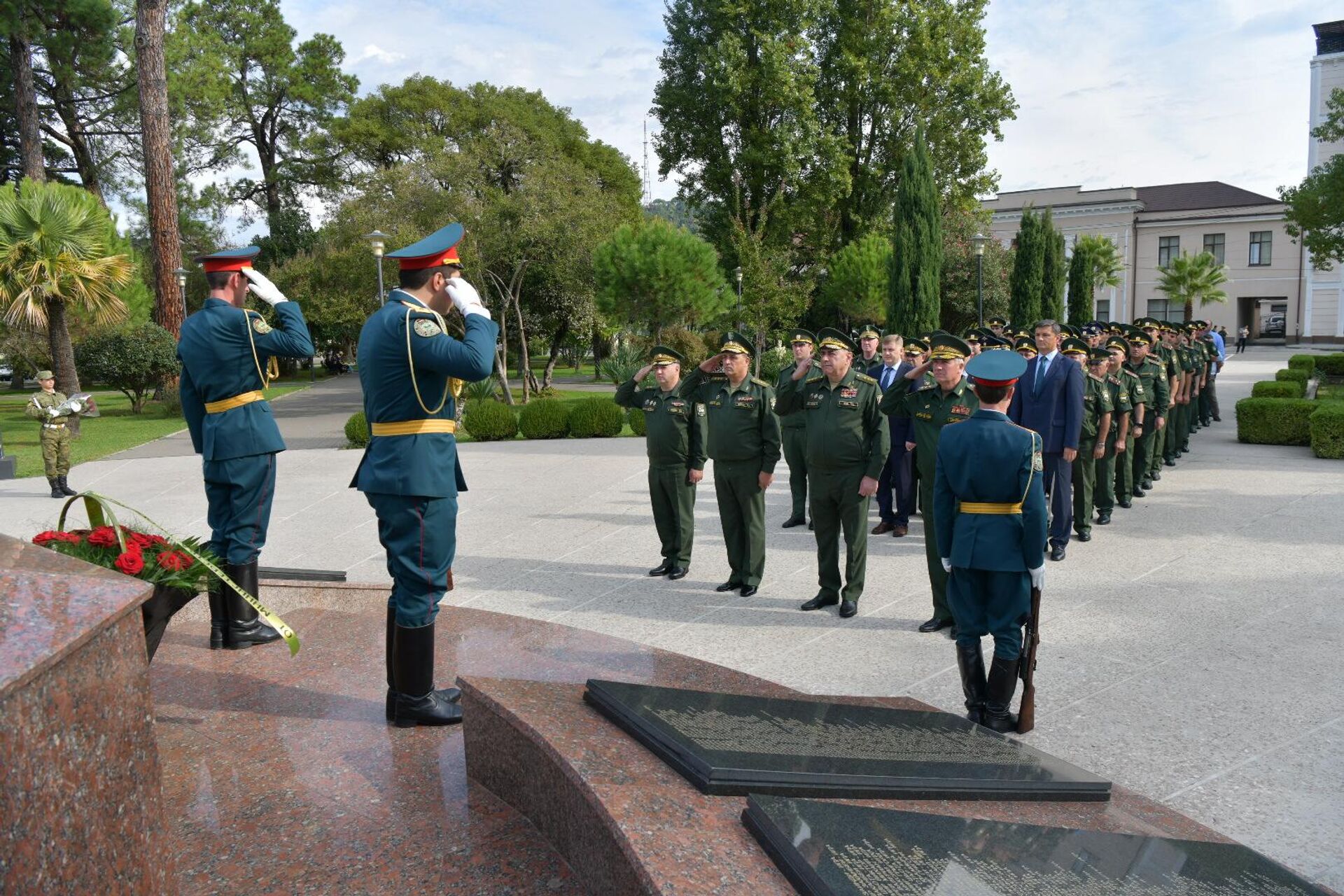 В День Вооруженных сил Абхазии состоялась церемония возложения цветов в Парке Славы в Сухуме.  - Sputnik Абхазия, 1920, 11.10.2024