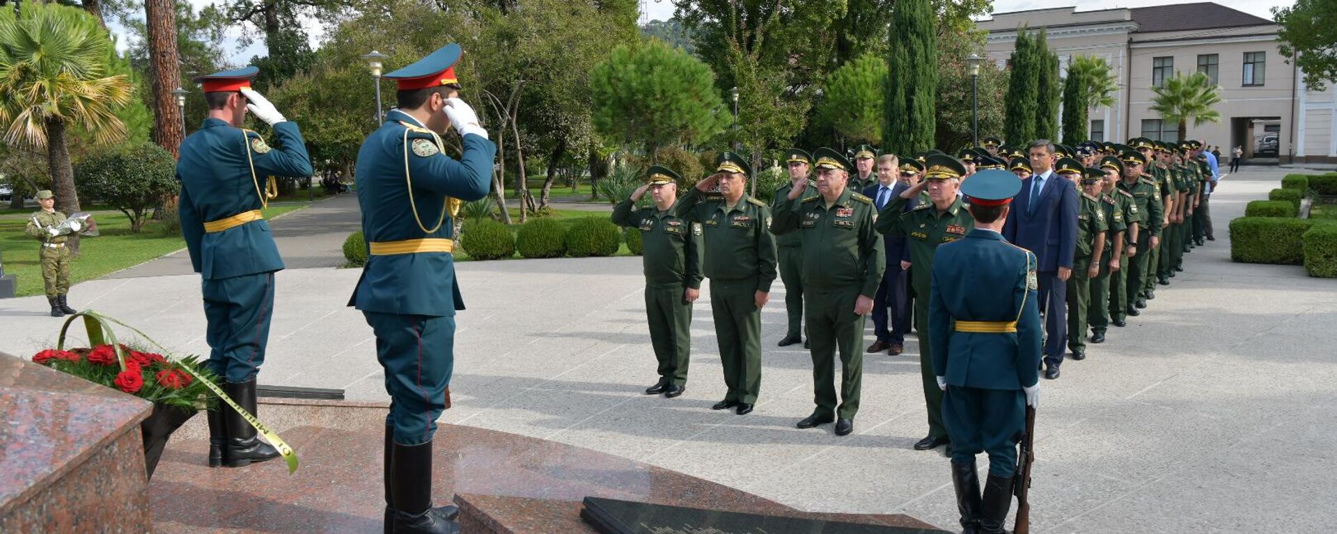 В День Вооруженных сил Абхазии состоялась церемония возложения цветов в Парке Славы в Сухуме.  - Sputnik Аҧсны, 1920, 11.10.2024