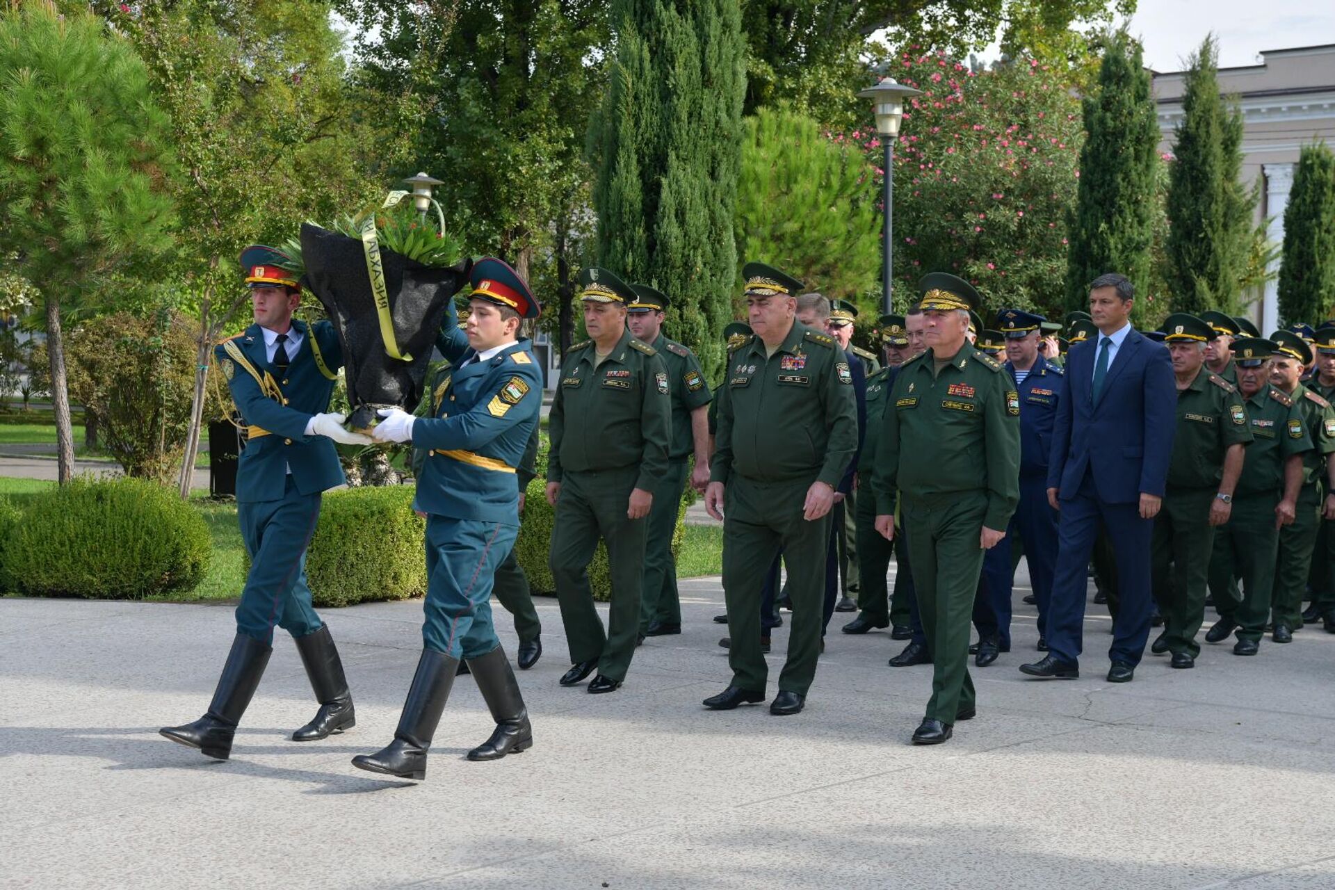 В День Вооруженных сил Абхазии состоялась церемония возложения цветов в Парке Славы в Сухуме.  - Sputnik Аҧсны, 1920, 11.10.2024