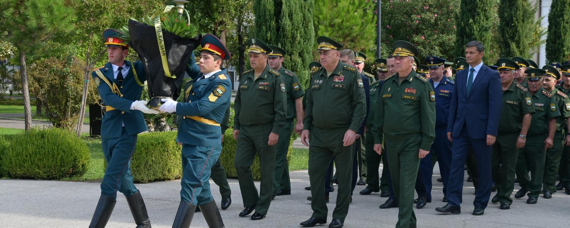 В День Вооруженных сил Абхазии состоялась церемония возложения цветов в Парке Славы в Сухуме.  - Sputnik Абхазия, 1920, 11.10.2024