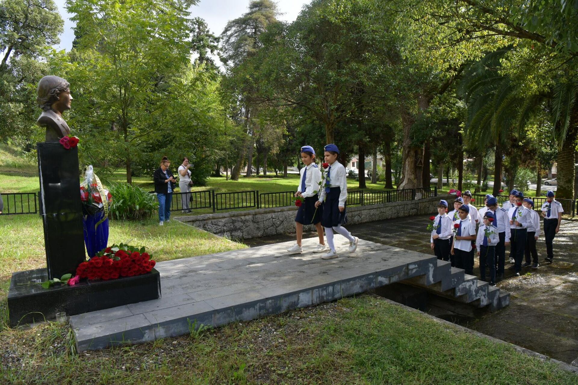 Церемония возложения цветов к памятнику Надежде Курченко прошла в Сухуме - Sputnik Абхазия, 1920, 15.10.2024