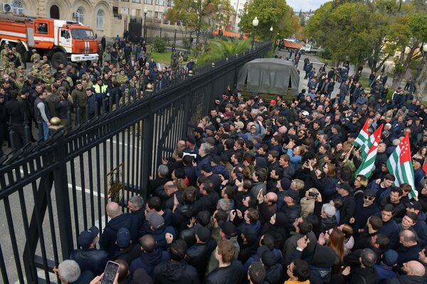 В конце осени республика вступила в острую фазу политического кризиса. 15 ноября у комплекса правительственных зданий началась акция протеста, которая привела к его захвату. Через несколько дней глава республики Аслан Бжания ушел в отставку. В стране были назначены досрочные президентские выборы. - Sputnik Абхазия