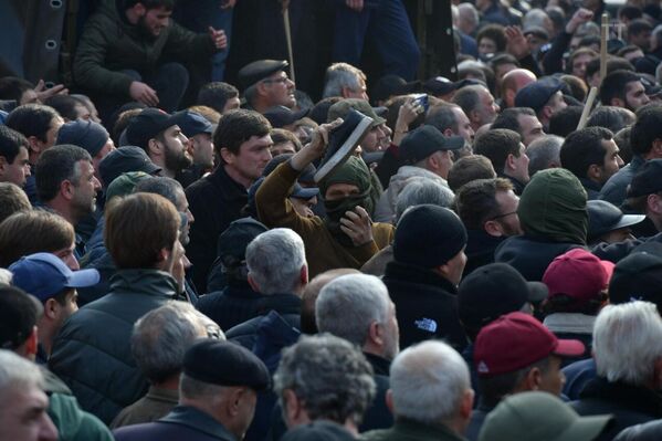 Но митингующие уже стали требовать отставки президента Бжания. - Sputnik Абхазия