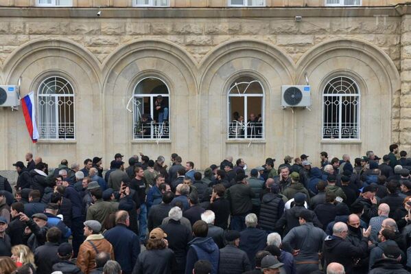 Они разломали решетки, прорубили дверь в Парламент, и проникли в здание. - Sputnik Абхазия