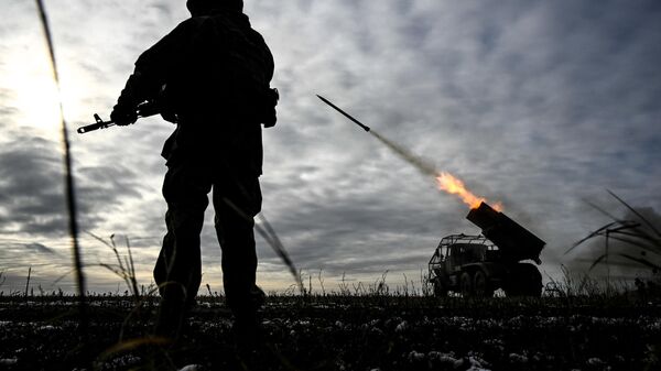 Военнослужащие реактивной артиллерийской батареи РСЗО БМ-21 Град 44-го армейского корпуса группировки войск Север - Sputnik Абхазия