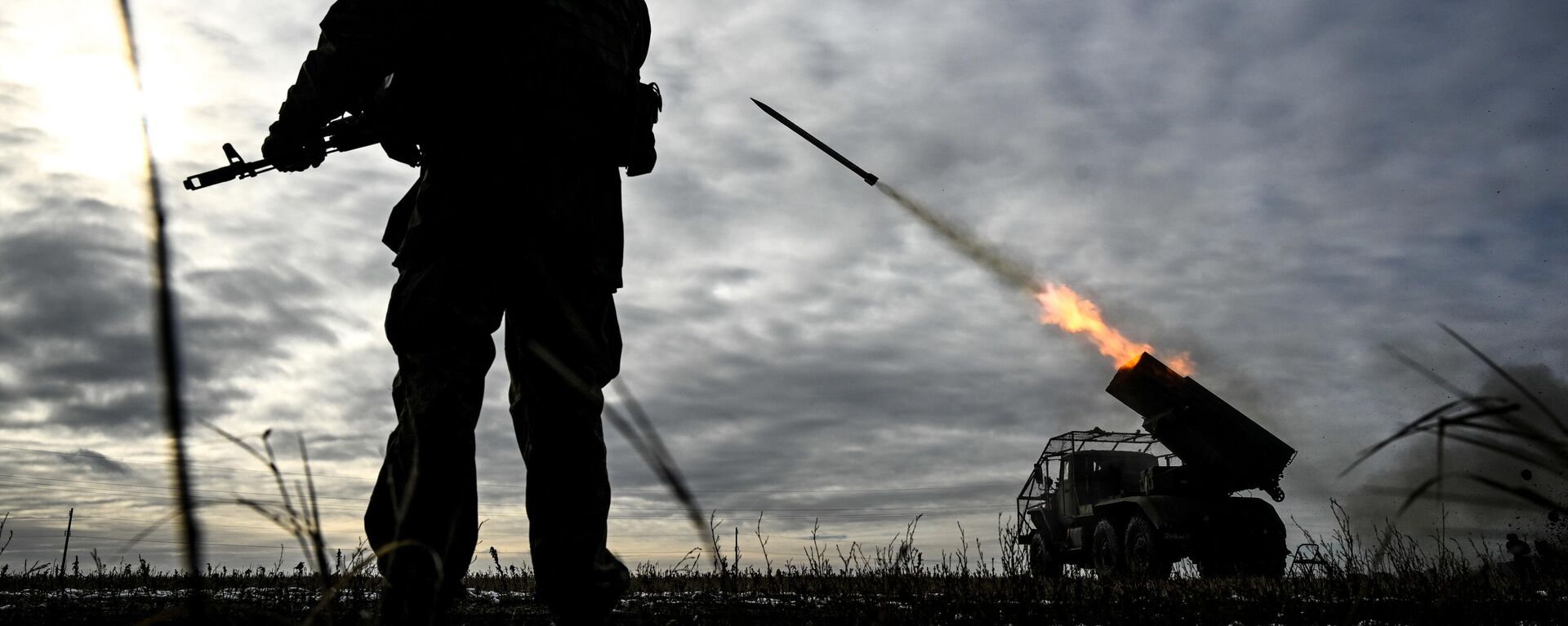 Военнослужащие реактивной артиллерийской батареи РСЗО БМ-21 Град 44-го армейского корпуса группировки войск Север - Sputnik Абхазия, 1920, 20.07.2025