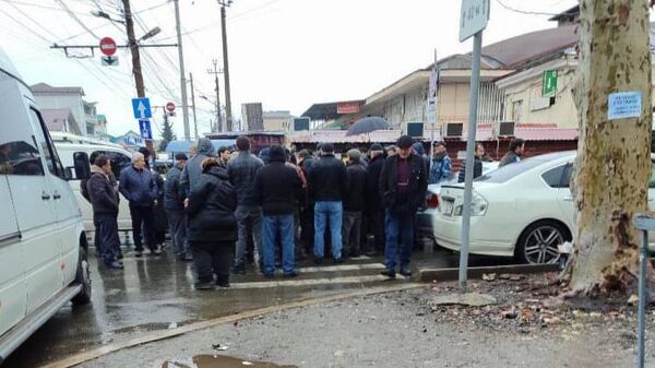 Водители маршруток в Сухуме отказались выходить в рейс и требуют повысить тариф на проезд.  - Sputnik Абхазия