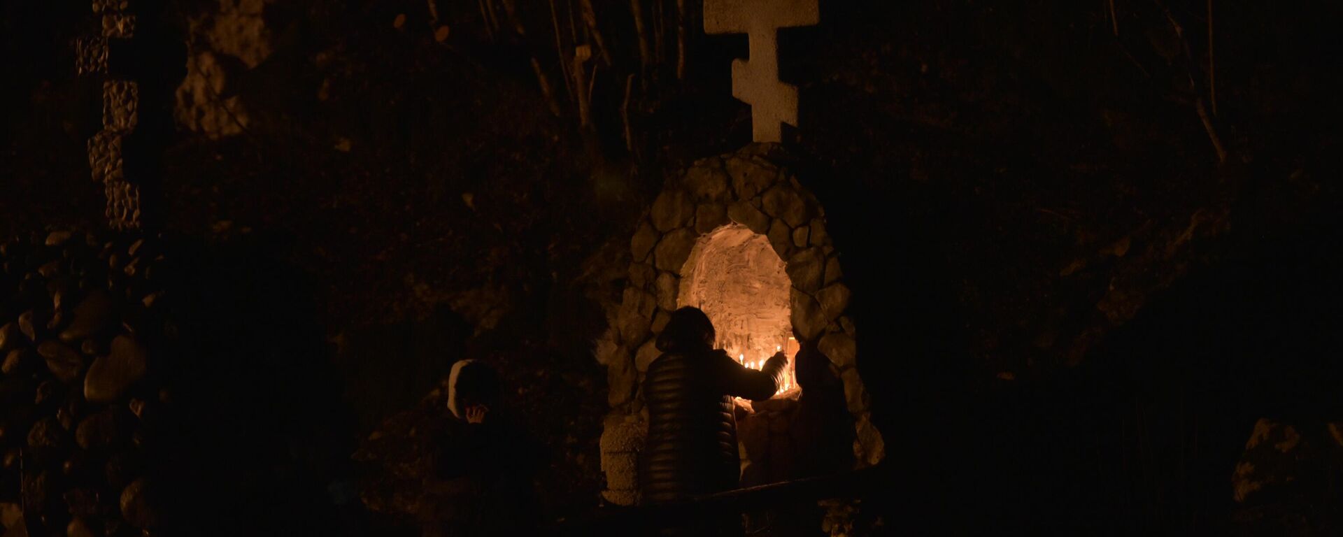 В источнике святого Василиска в селе Каман прошли Крещенские купания - Sputnik Абхазия, 1920, 19.01.2026