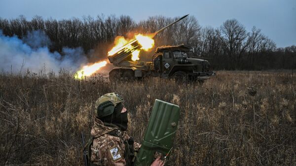 Боевая работа РСЗО Град группировки Запад на Краснолиманском направлении СВО. - Sputnik Аҧсны