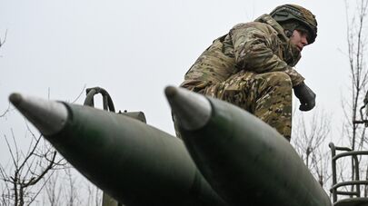 Зарядка реактивной системы залпового огня "Ураган" группировки "Центр" на Красноармейском направлении СВО