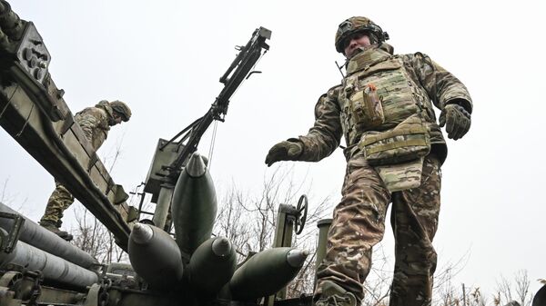Зарядка реактивной системы залпового огня Ураган группировки Центр на Красноармейском направлении СВО - Sputnik Абхазия